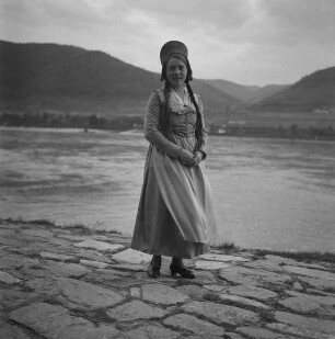 Junge Frau in Wachauer Tracht am Ufer der Donau
