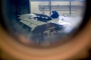 Air Maintenance Services; AMS; Firma; Betrieb; Inspektion; Wartung; spezialisiert auf Flugzeug-Recycling; Airbus; A 300; A300; Airbase Ahlhorn; Ahlhorn; Entsorgung. Ahlhorn, 2006, hier: Tragflächen-Demontage
