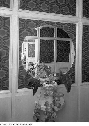 Wandspiegel mit Konsole im Gastraum