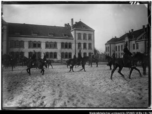 Dressur- und Reitschule in der Artilleriekaserne Wolfenbüttel, Lindener Straße Enthält: Berittene Husaren beim Bahnreiten in Zirkelform