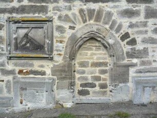 Evangelische Kirche - Kirchturm (neu erbaut Jahr 1517) von Süden-Erdgeschoß mit vermauertem Portal (Kreuzstab-Profilierung) sowie Werksteinen im Mauersteinverband