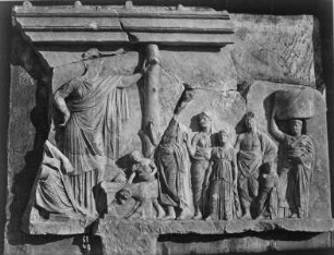 Weihrelief an Asklepios aus dem Asklepieion in Athen
