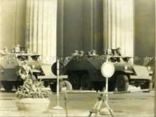 Panzerwagen riegeln das Brandenburger Tor ab