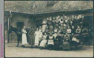 Gruppenbild der MitarbeiterInnen der -Central-Küche, Abteilung Volksspeisung-