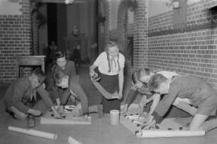 Wilhelm-Wundt-Schule (Zentralschule) in Tangerhütte bei Stendal : Schüler beim Gestalten von Sichtwerbung