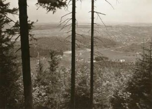 Nordböhmen. Blick vom Abhang des Tannenberges (779 m) nach Norden