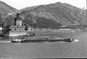 Kaub: [Pfalz vor Kaub] mit stromauffahrendem Frachtschiff