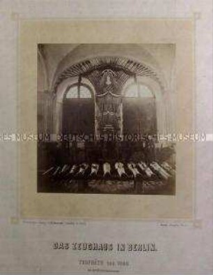 Ausstellung von Kriegsbeute aus dem preußisch-österreichischen Krieg im Erdgeschoss des Berliner Zeughauses