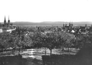 Bamberg. Stadtansicht mit Michelsberg und Dom von Nordwesten gegen Fränkische Schweiz