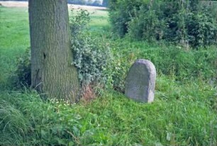 Eichede: Dorfstraße, in Höhe Einmündung Zur Krüh: Grenzstein [Nr. 35] zwischen Amt Trittau und Amt Steinhorst: Seite Steinhorst