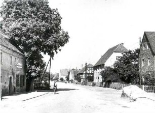 Straßenraum in Klix : Dorfsiedlungen - Straßendorf. Ort: Klukš / Klix. Dorfstraße in Klix, Richtung Särichen