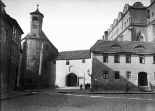 Domplatz. Richtung Westen mit Eingang zum Domhof und dem Turm der alten Garnisonkirche