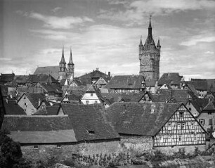 Bad Wimpfen. Stadtzentrum mit Blauem Turm und Stadtkirche. Blick nach Nordwest