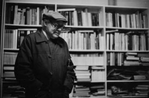 Dr. Erhard Frommhold, Cheflektor des Verlags der Kunst, in seinem Arbeitszimmer