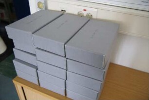 Abgepackte Kartons mit Dias zur Übergabe in das TUM-Archiv