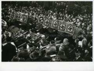 Orchester spielt zu Ehren Adolf Hitlers in Essen