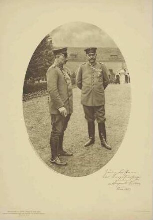 Kaiser Wilhelm II, König von Preußen im Gespräch mit Paul von Hindenburg, beide in Uniform mit Orden, im Garten stehend