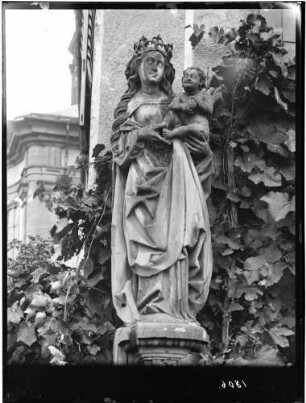 Schuttern Katholische Pfarrkirche Maria Himmelfahrt Pfarrhaus Außenfigur - Madonnastatue mit Kind