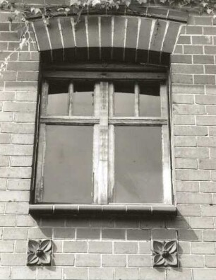 Schleife, Friedensstraße 41. Gehöft. Um 1900/1910. Wohnhaus mit Durchfahrt. Fenster (OG)