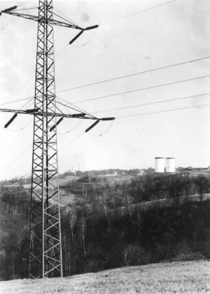 Dresden-Oberwartha. Pumpspeicherwerk Niederwartha. Großspeicheranlage Oberwartha (Baubeginn 1928). Blick gegen Wassertürme. Ansicht mit Strommast