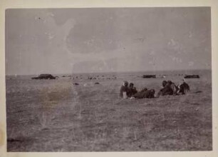 Männer und Zelte : Kurdische Männer im Gras sitzend. Im Hintergrund Zelte.