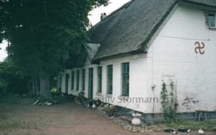 Oetjendorf: Oetjendorfer Landstraße: Alte Schule mit Reetdach: traufständige Straßenfront: linker Zwerchgiebel mit Eingangstür, rechter Zwerchgiebel mit Glastür: an Giebelseite Mauerhaken