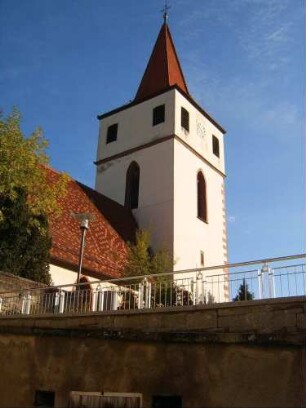 Ansicht von Südwesten mit Kirchturm (Gotischer Chorturm) - Schlüsselloch-Schießscharte im Mittelgeschoß sowie Langhaus im Ansatz