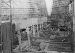 Industrie-Kraftwerk. Baustelle Gefluder zwischen Kühltürmen : Lauta (Niederlausitz). Industrie-Kraftwerk. Baustelle Gefluder zwischen Kühltürmen