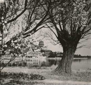 Peking, China. Blick über den Kunming-See auf den Neuen Sommerpalast (1751-1764) mit Marmorschiff