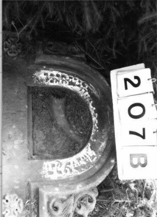Grabstein 207 (Index: 100095896) Maße HxBxT: 187x62x30 cm Symbolik: Schofar Besonderheit: kulturhistorisch wertvoll / hist.-wiss. Gründe (Gemeindestellung): Grabstein 207B