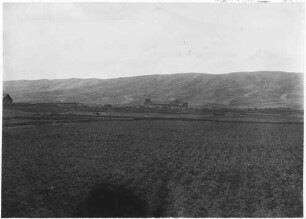 Blick auf die Siedlung von Tiawanacu mit Kirche und Teile der Ruinenstätte Tiahuanaco