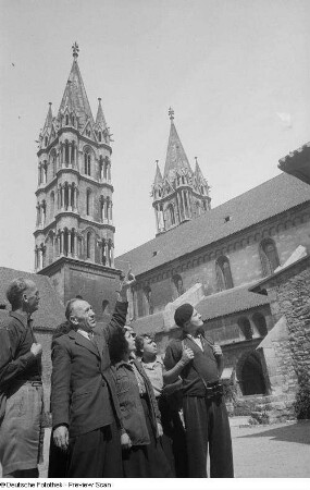 Eine Touristengruppe mit Führer vor dem Naumburger Dom