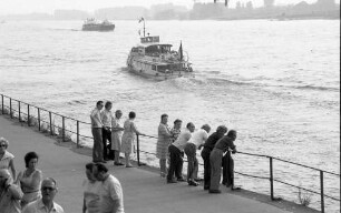 Düsseldorf-Kaiserwerth: Rheinpromenade, mit Schiffen