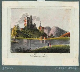 Tharandt, Blick über den Schlossteich auf die Burgruine und die Berg- und Stadtkirche, zwei Spaziergänger im Vordergrund