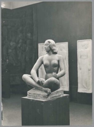 Sitzende, 1921, Gips, farbig gefasst