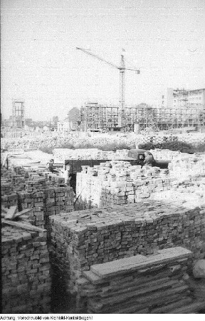Dresden, Altmarkt. Neubebauung, Walter Weidauer auf der Baustelle - Blick zur Ruine der Sophienkirche, September 1953