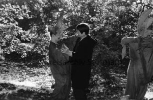 Haus der Natur, Wulfsdorf: Präsentation der "Blume des Jahres 2000": Park: Naturschützerin Loki Schmidt beim Tanz mit Tanzgruppe "Walddörfer Waldgeister": bei Teich: 21. Oktober 1999