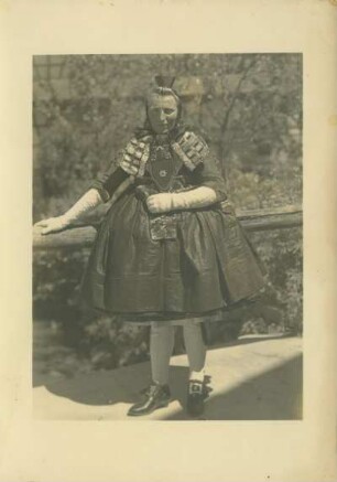 Portrait einer Frau in Tracht