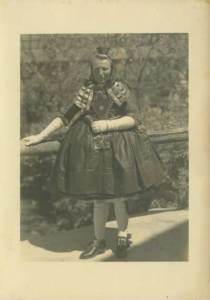 Portrait einer Frau in Tracht