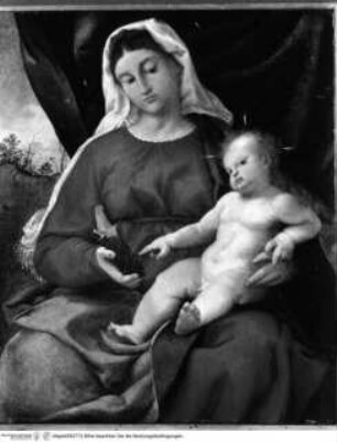 Madonna vor einem Vorhang