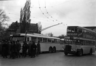 Berlin: Breitenbachplatz; Eröffnung des Strom-Busses "32"; Autobusse und Stromwagen