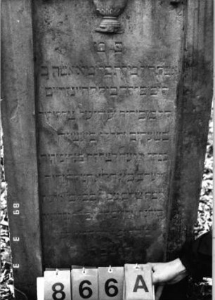 Grabstein 866 (Index: 99751225) Material: Sandstein Zustand: leicht verwittert Maße HxBxT: 113x56x13 cm Beschreibung: Stele, giebelartiger Abschluß mit Verdachung, Schriftfeld eingetieft Symbolik: Schale mit Deckel, Zahnfries Besonderheit: Zitat Proverbia 12, 4 und 31, 10: Grabstein 866A