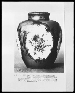 Deckelvase in chinesischer Form