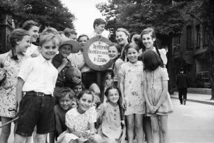 Berlin. Kindergruppe am Hinweisschild einer Spielstraße