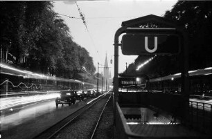Berlin: Verdunkelter Kurfürstendamm am Bahnhof Uhlandstraße