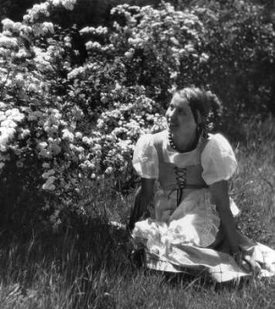Junges Mädchen, im Gras sitzend