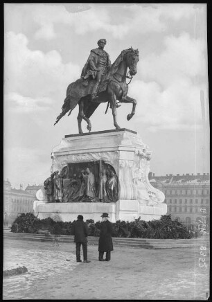 Budapest. Andrassy-Denkmal (1906) am Parlament : Budapest. Reiterstandbild von Gyula Andrássy (1906; György Zala). Das Denkmal wurde 1945 abgetragen und eingeschmolzen, 2016 wurde eine Kopie aufgestellt.