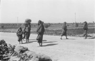 Auf einer Landstraße : Eine Gruppe von Personen auf einer Landstraße