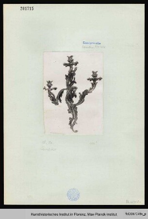 Dreiarmiger Wandleuchter in floralen Formen