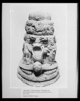 Steinsäule mit Reliefdarstellungen von Göttern und Fabelwesen